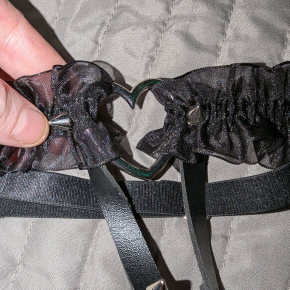 FREE with $10+ Bundle ~ Spiked Garter 4378 - Picture 2 of 4